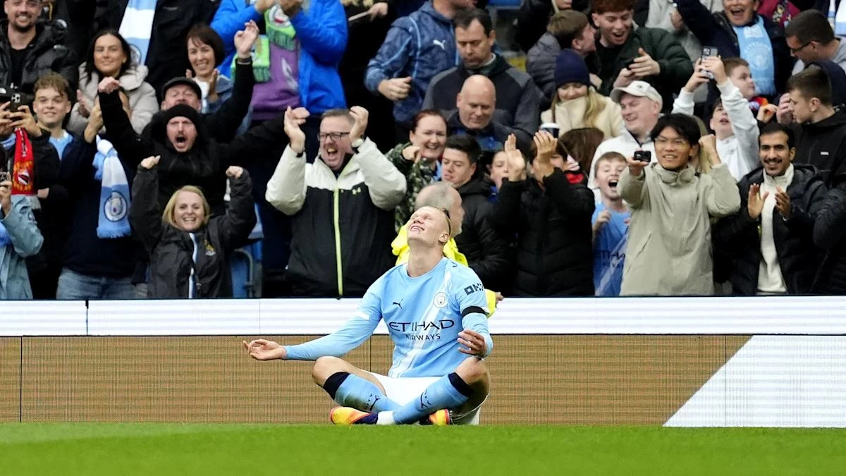 Erling Haaland and Phil Foden help Man City toast Ricky Hatton with derby win