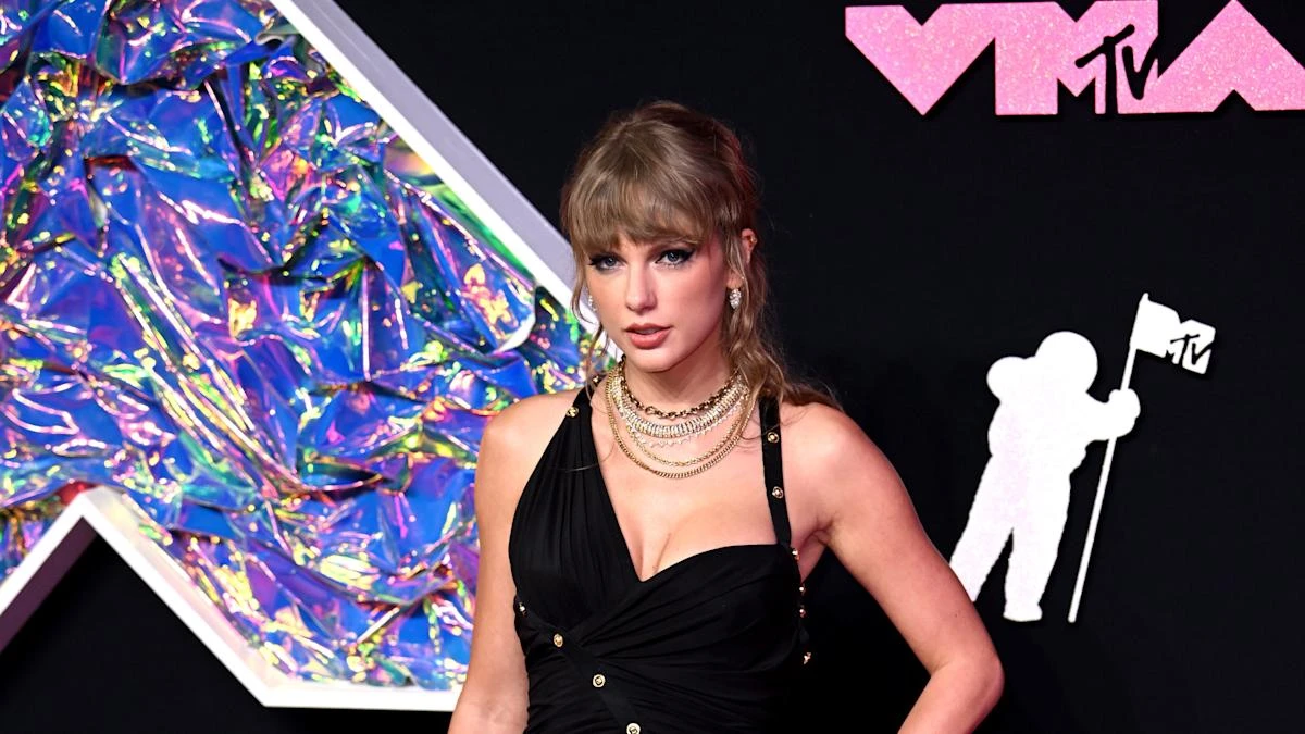 Taylor Swift announces she has acquired the rights to all of her music