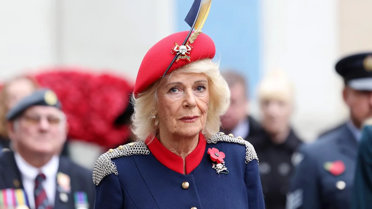 Queen pays tribute to war dead ahead of Remembrance Day