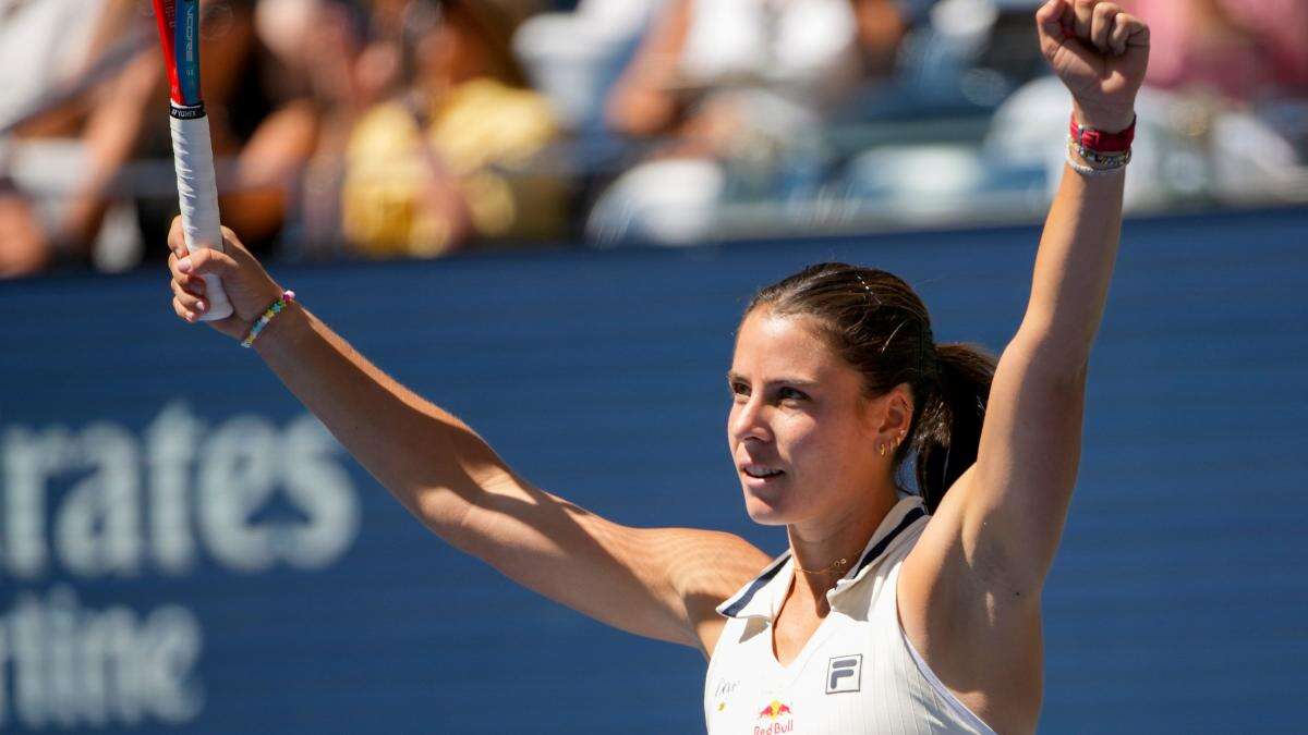 Emma Navarro finishes strongly to beat Paula Badosa in US Open quarter-final