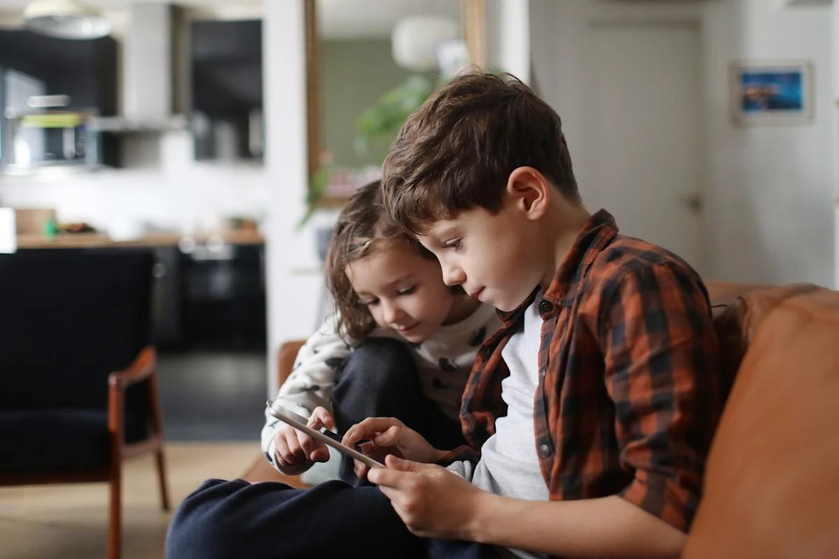 What age can you leave a child alone with a sibling in the summer school holidays?
