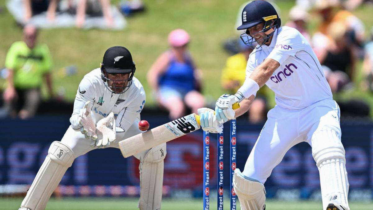 England slide towards heavy defeat in third Test