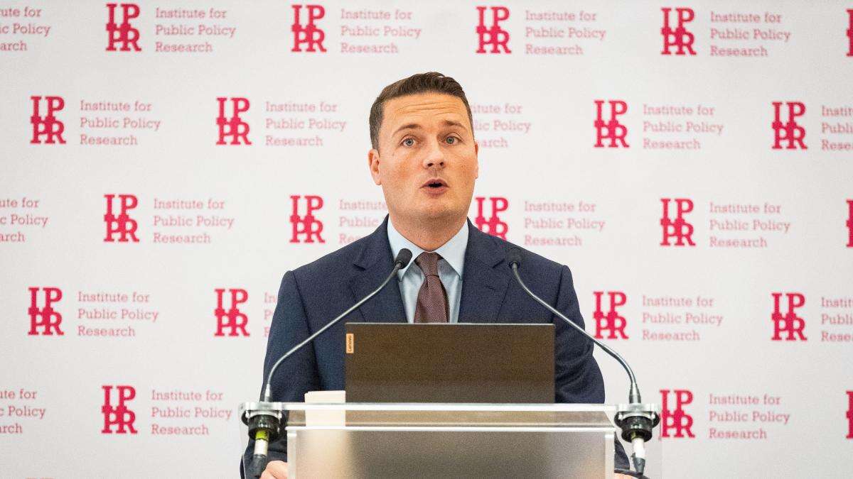 Streeting calls for national debate about smoking outside pubs