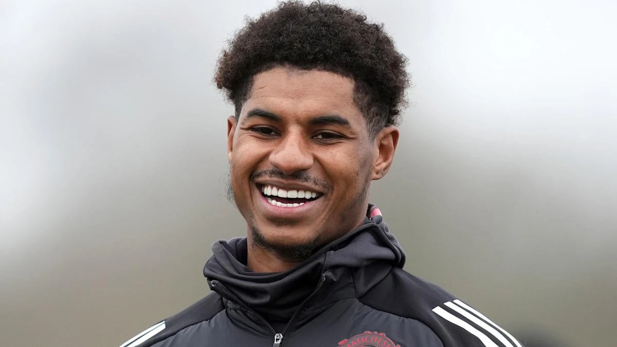 Marcus Rashford takes to the skies as Barcelona move appears close