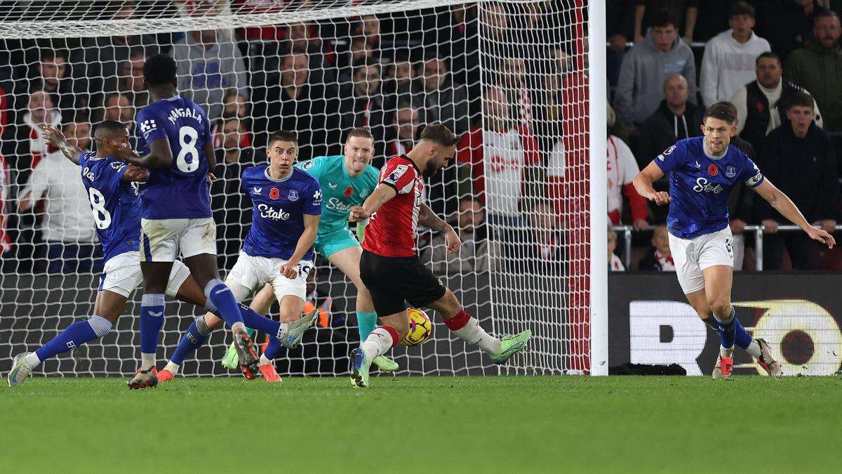 Southampton beat Everton with late winner to claim first league victory