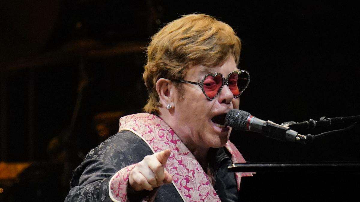 Elton John jokes about sight issues on stage at Golden Globes