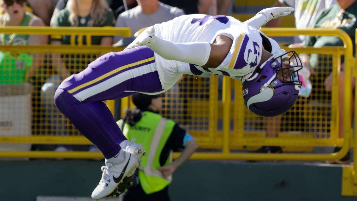 Minnesota Vikings hold off Green Bay Packers to secure fourth straight win