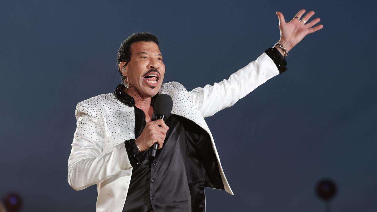 Lionel Richie to perform his greatest hits tour in the UK next year