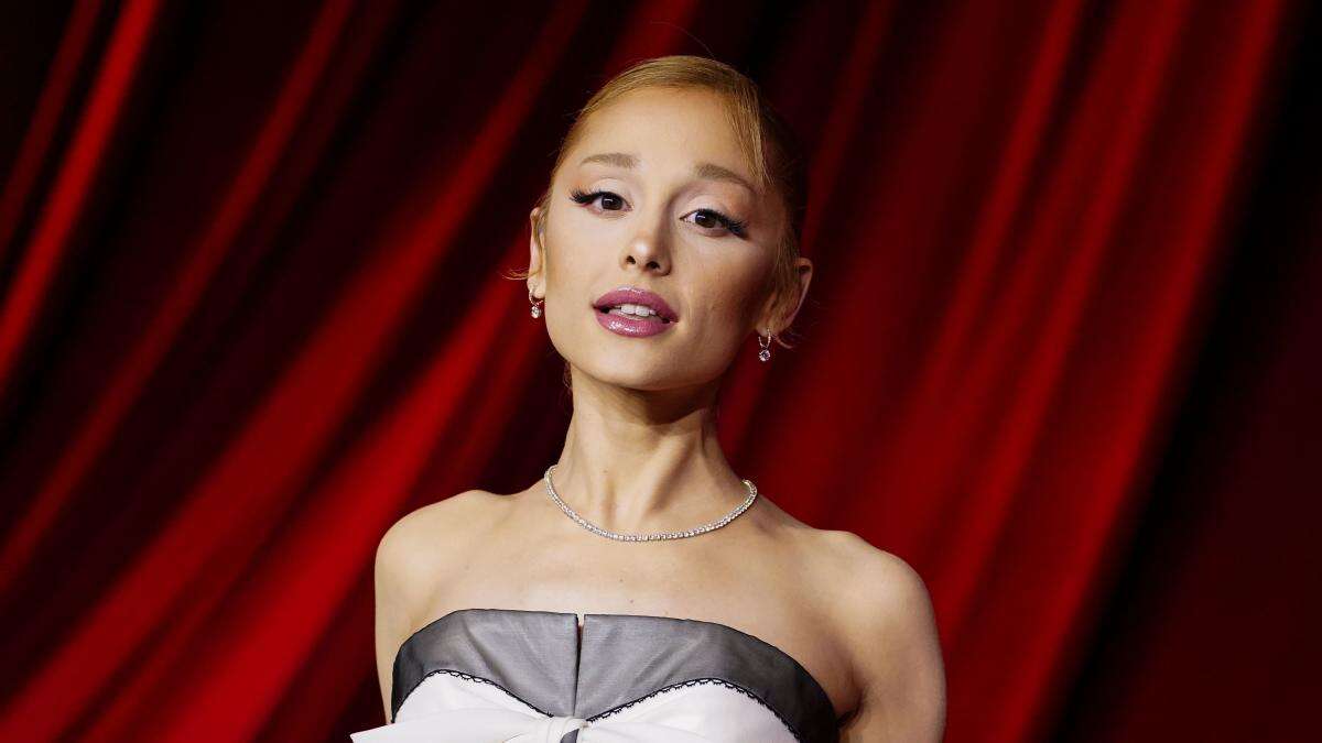 Ariana Grande apologises over backstage behaviour after claims by actress