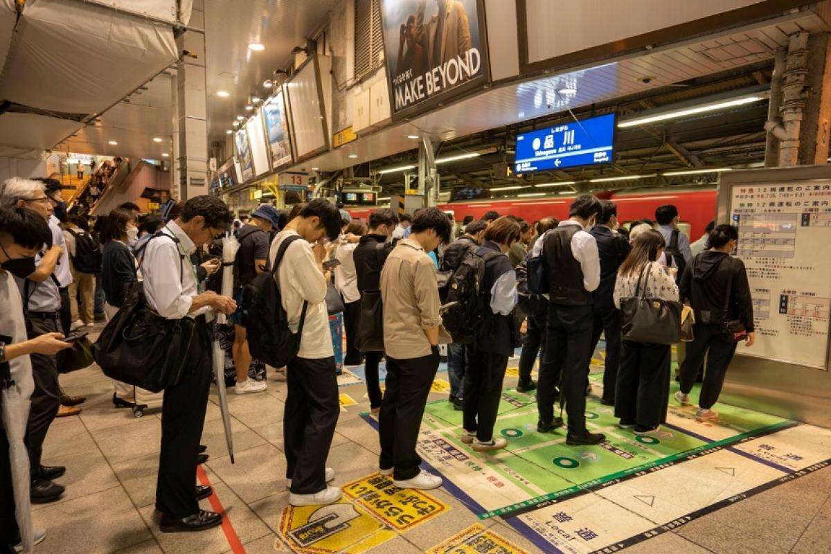 通勤電車で「なんとなくスマホ」はNG？ 定時退社の実現に必須「4つの習慣」を解説