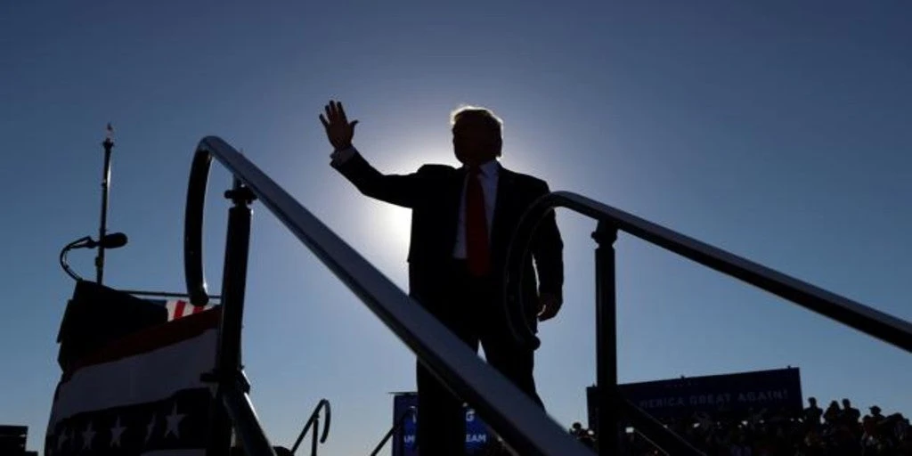 Un caza intercepta un avión no identificado durante un mitin de Donald Trump