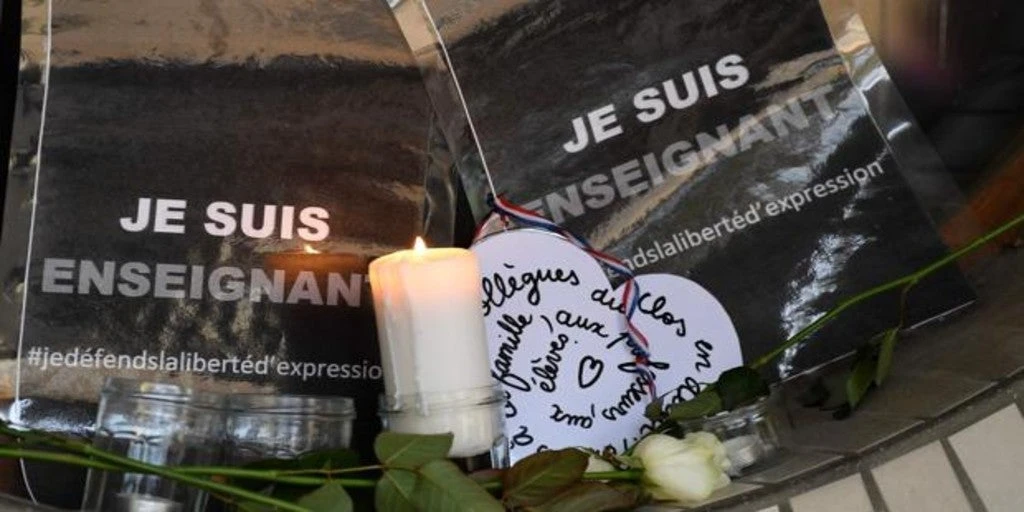Las redes sociales y las calles honran la memoria del docente francés asesinado al grito de «Soy profesor» 