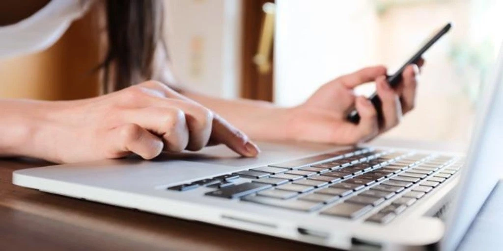 Francia exige a las redes sociales que atajen los mensajes de odio en línea