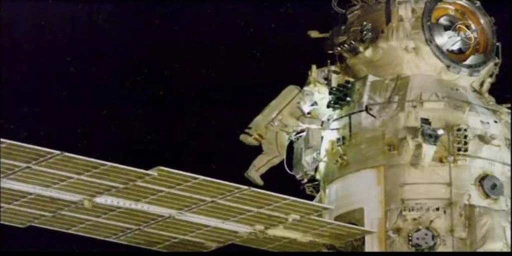 Mira la caminata espacial de dos cosmonautas rusos para acondicionar la Estación Espacial Internacional