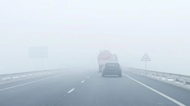 Qué luces hay que llevar en el coche con niebla