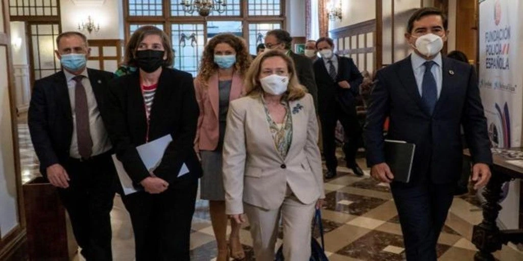Calviño vuelve a pedir «prudencia» antes de subir el salario mínimo para priorizar la recuperación