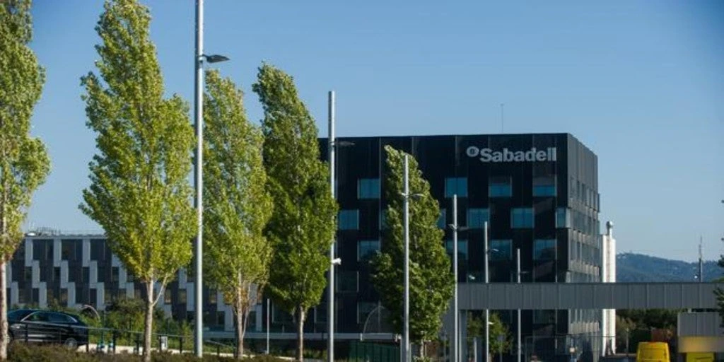 Sabadell y Sanitas se alían para comercializar seguros de salud en España