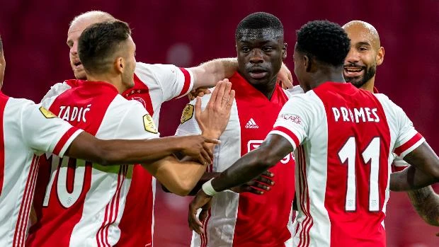 Once jugadores del Ajax dan positivo a un día de jugar ante el Midtjylland