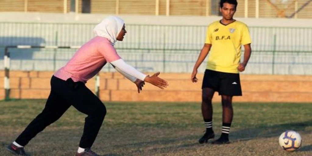 Una exjugadora, primera entrenadora de un club masculino