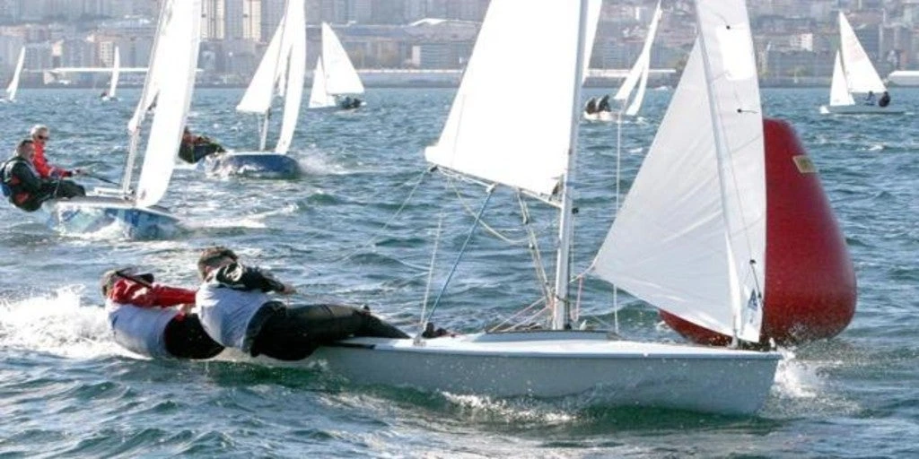 Los Del Castillo, que defienden título, ya liderab el Campeonato de España de Snipe