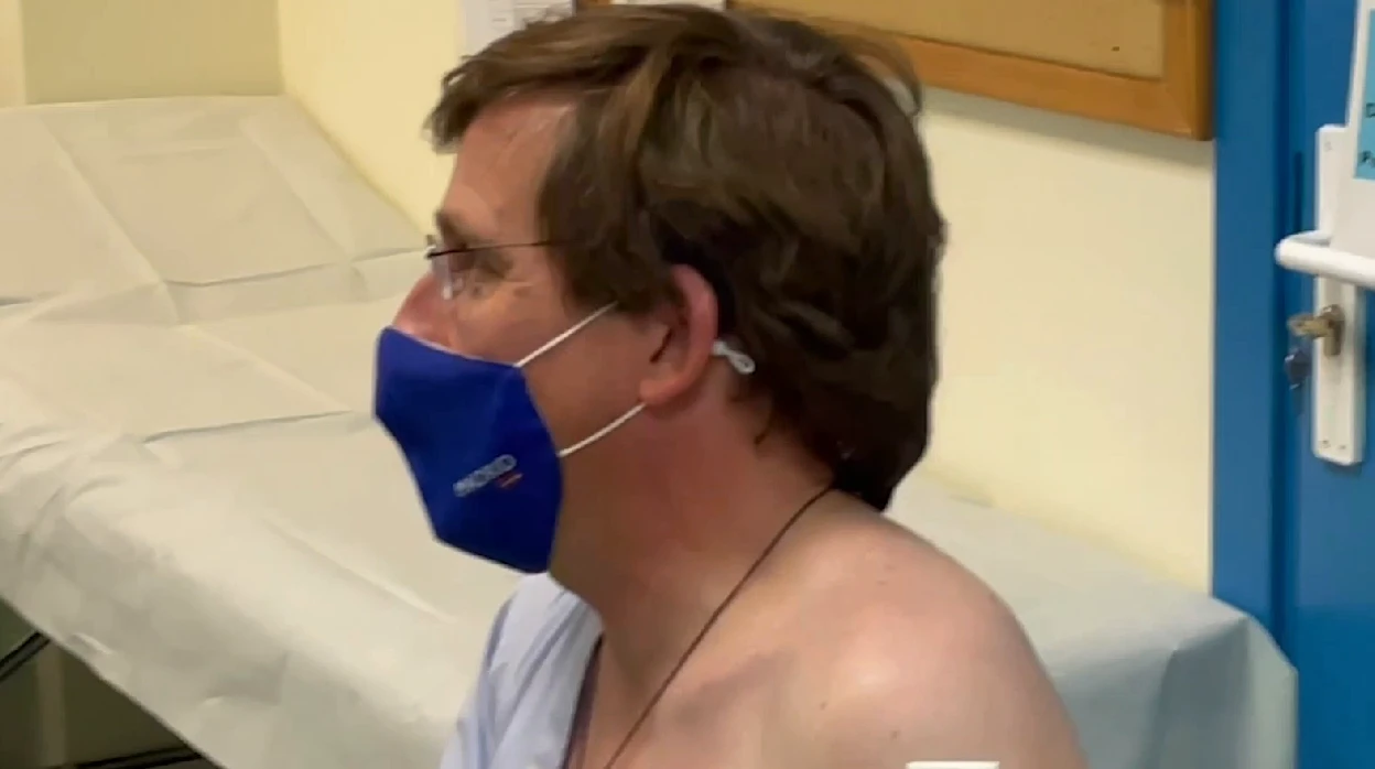 Almeida, vacunado con Pfizer en el centro de salud de Hortaleza: «Los cuarentones ya estamos ahí»