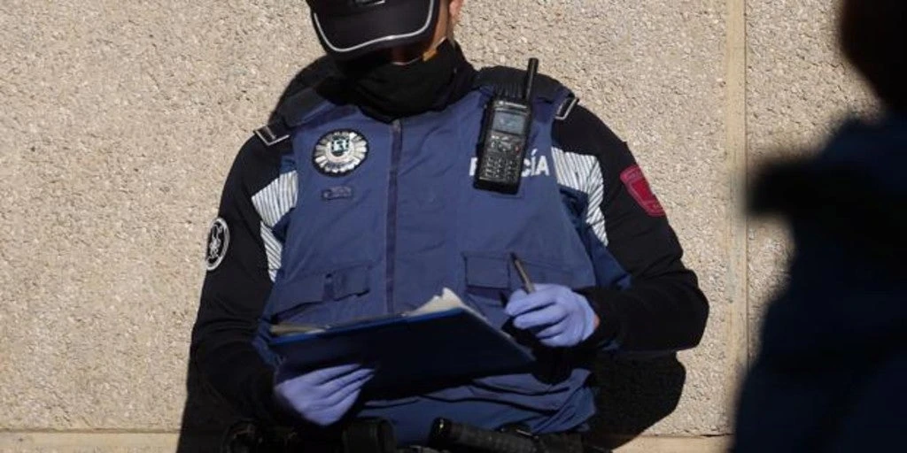 Detenidos tres británicos por agredir a varios agentes que les sorprendieron bebiendo en la calle sin mascarilla