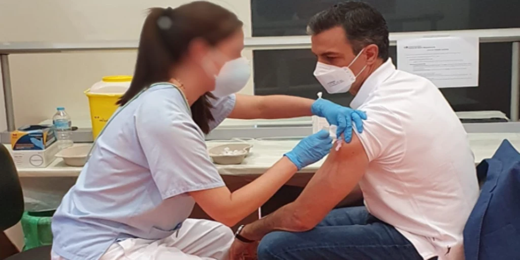 Pedro Sánchez recibe la primera dosis de la vacuna