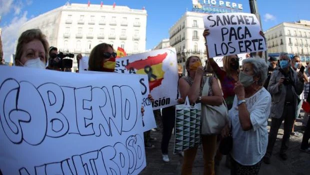 Sánchez, recibido entre abucheos a su llegada al encuentro con Ayuso