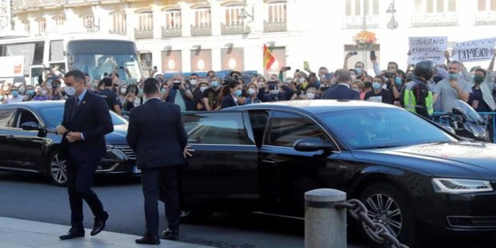 Reunión de Pedro Sánchez y Ayuso, en directo | Pitos a la llegada del presidente a Sol