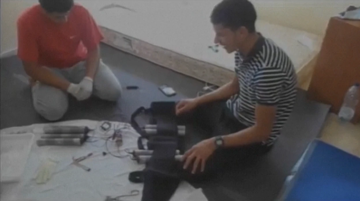 Un vídeo inédito muestra a los yihadistas que atentaron en Barcelona y Cambrils fabricando explosivos 