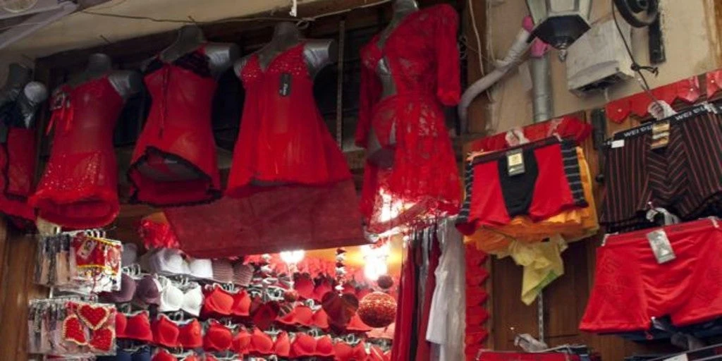 Absuelven a un hombre acusado de violación «porque la víctima llevaba bragas rojas con encaje»