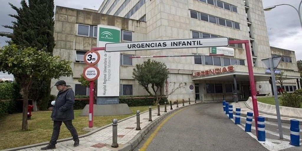 Un padre amenaza al equipo médico que trata a su hijo y les obliga a operarlo mientras graba con el móvil