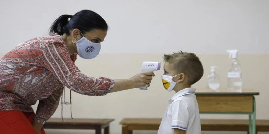 Más de 200 niños de Infantil en cuarentena tras el contagio de una maestra en Chiclana, Cádiz