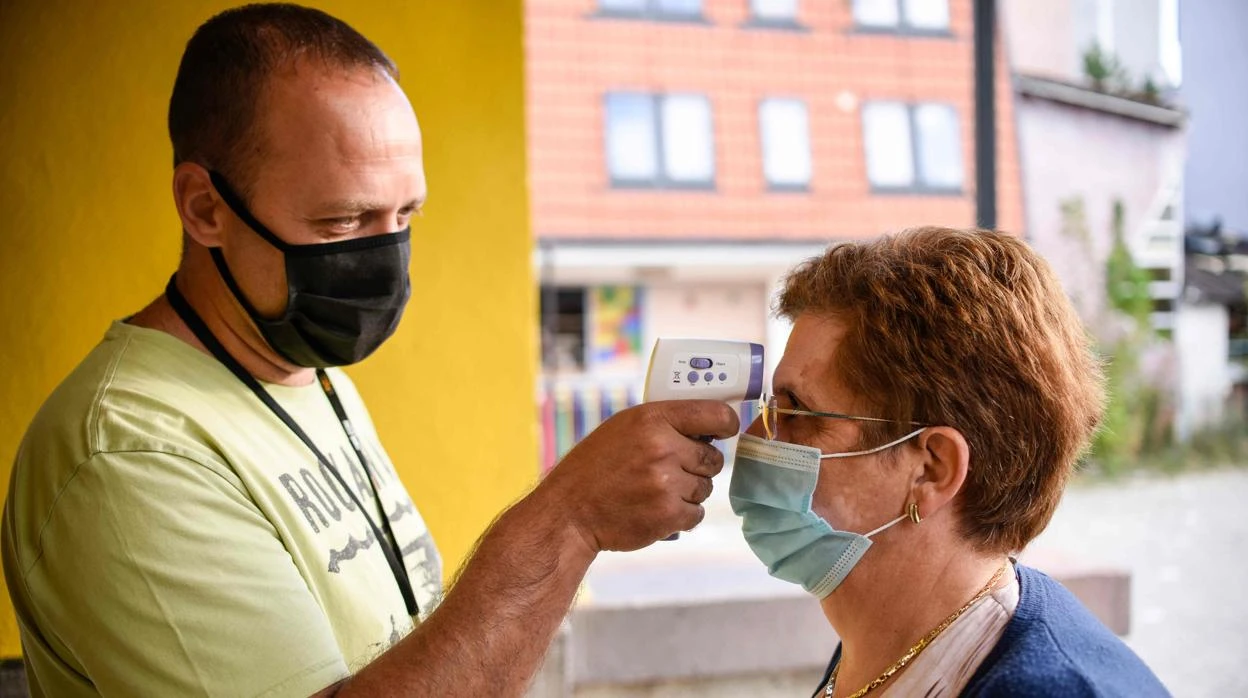 La OMS y el epidemiólogo de la Casa Blanca sitúan en 2022 el retorno a la vida anterior a la pandemia