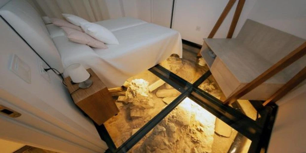 Un suelo de vidrio para dormir sobre unas valiosas termas romanas en Mérida