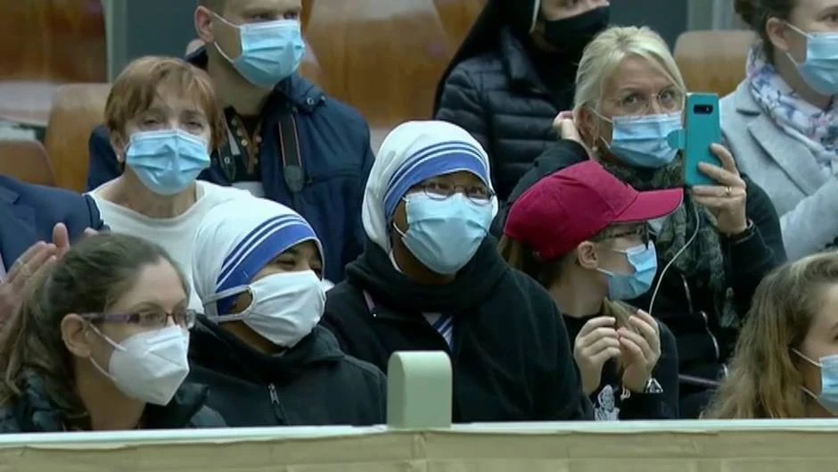 El Papa Francisco reaparece en la audiencia del miércoles sin cubrirse con mascarilla
