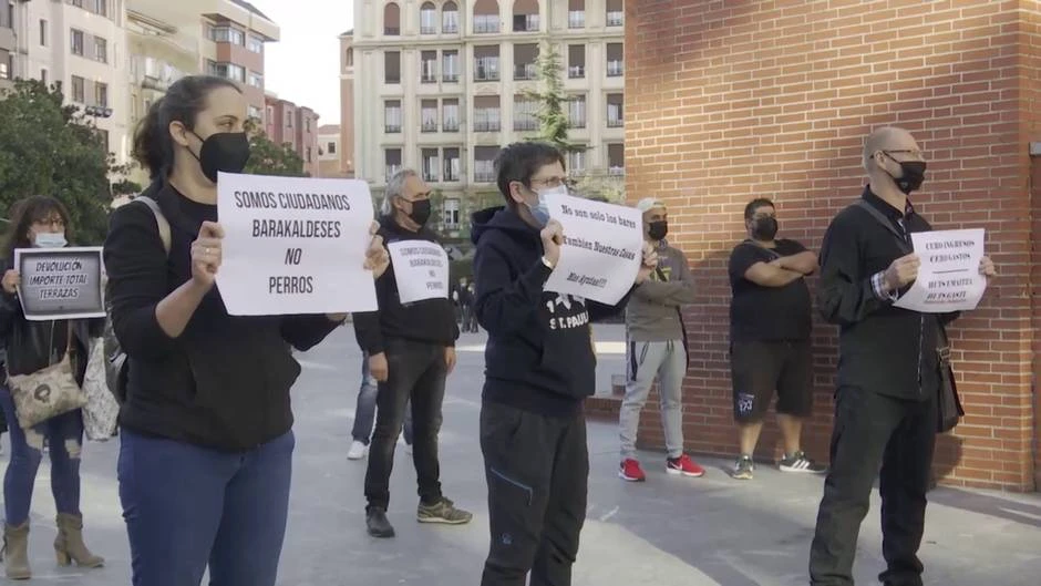 Hosteleros de Barakaldo (Bizkaia) protestan por el cierre de sus negocios