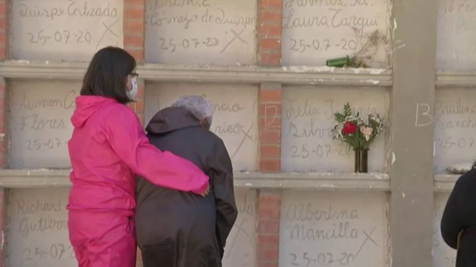 Bolivia reabre sus cementerios para que las familias puedan homenajear a sus fallecidos