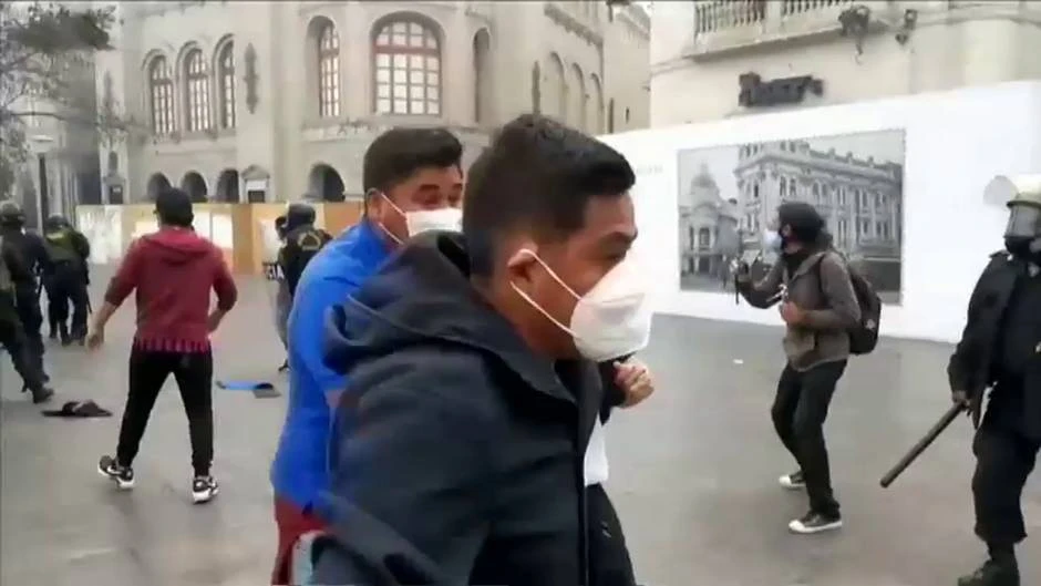 Enfrentamientos en las calles de Lima tras la destitución del presidente Vizcarra