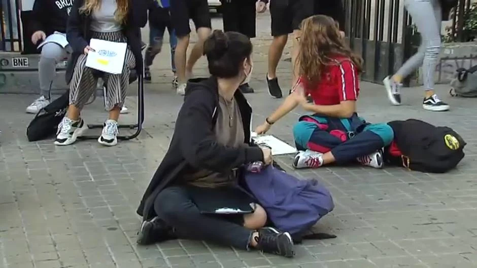 Clase en la calle para protestar por la falta de presencialidad en las aulas