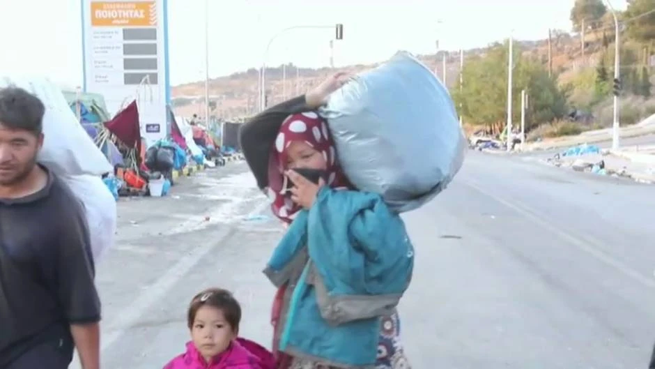 Poco a poco los refugiados van llegando al nuevo campamento provisional de Lesbos
