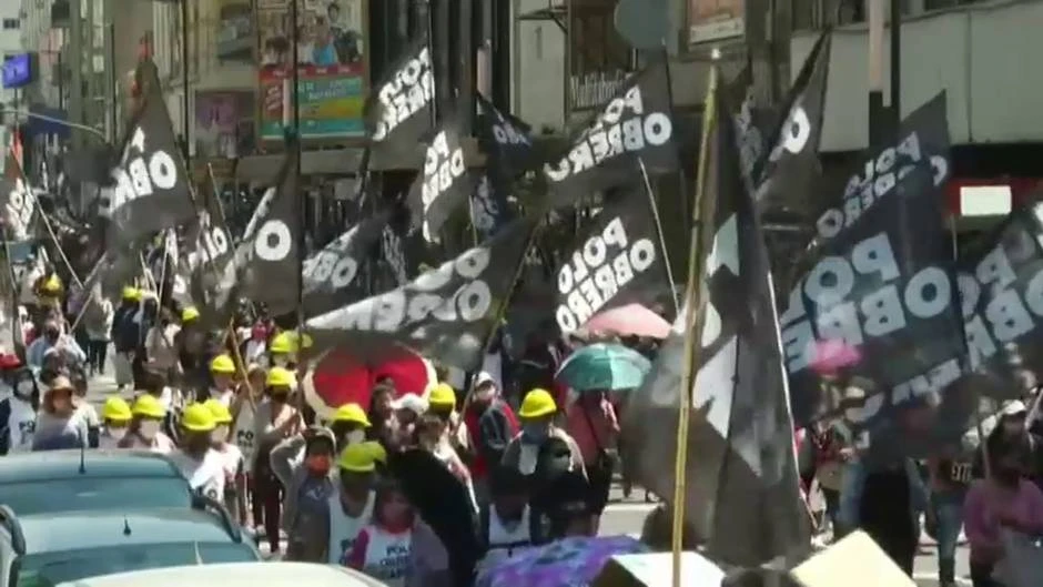 Masiva protesta de argentinos por una subida del salario mínimo