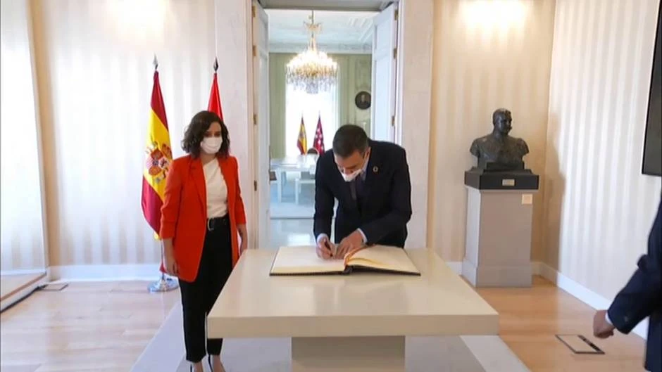 Sánchez llega a la sede de la Comunidad de Madrid para mantener una crucial reunión con Ayuso