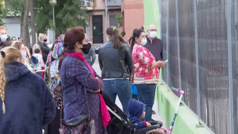 Cribajes masivos en escuelas de Cataluña con pruebas a niños, profesores y padres