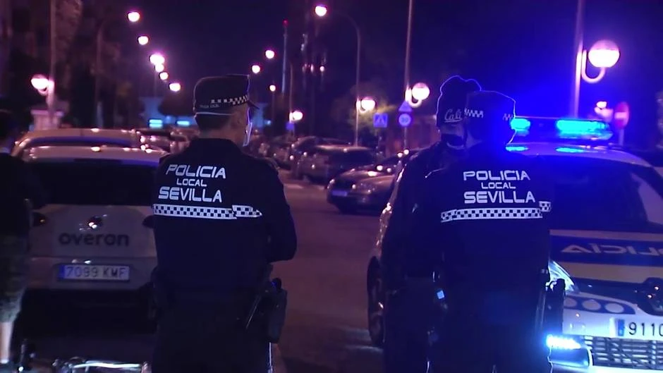 Policía Local de Sevilla multa a joven por saltarse el toque de queda