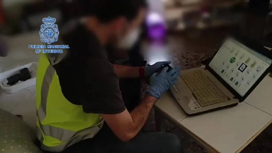 Detenido en Benidorm un pederasta británico que pirateba las cámaras de las familias a las que se ofrecía como profesor