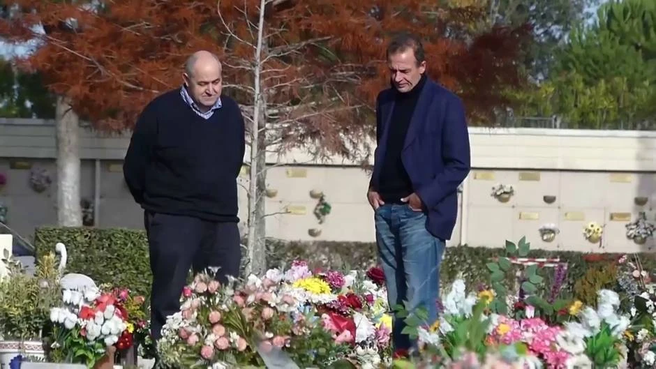 Alessandro Lequio visita la tumba de Aless cuando se cumplen seis meses de su muerte