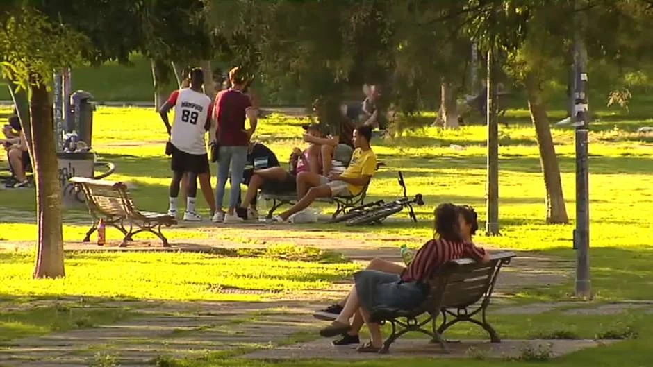 Alerta por el mal uso de mascarillas con amigos y familiares