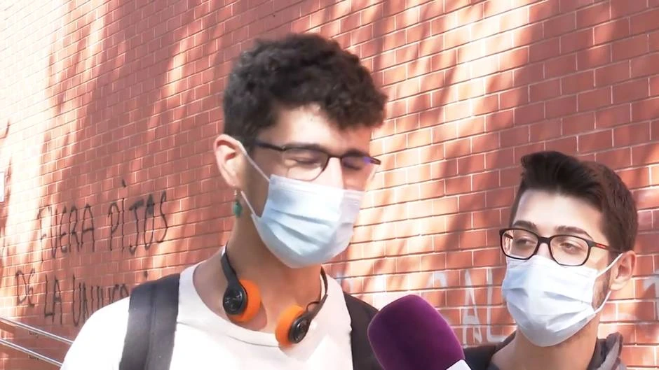 Aparecen pintadas en el Galileo Galilei: 