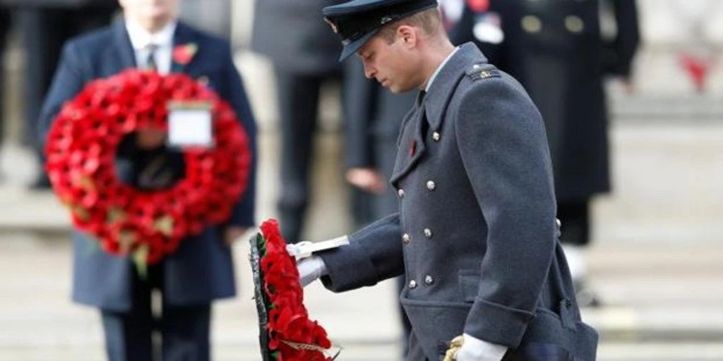 La Reina Isabel II y el Príncipe Guillermo en solitario dan inicio a un Día del Armisticio atípico